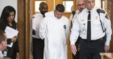 Dominicano acusado de secuestrar mujer ora de rodillas y dice que oye voces en corte de Boston