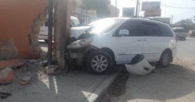 Ocupantes de vehículo se estrellan tras persecución de la Policía Nacional en La Romana
