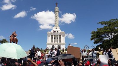 Rechazan modificación a la Constitución en acto en zona monumental de Santiago