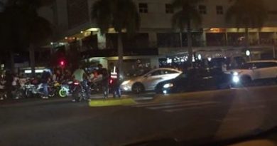 Denuncian jóvenes entorpecen el tránsito al hacer piruetas con motocicletas en Winston Churchil esquina Sarasota