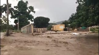 Desbordamiento de río destruye liceo, arrastra animales, motores y casas
