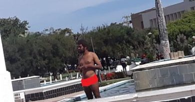Hombre se baña desnudo en el centro histórico de San Juan