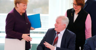Ministro alemán evita darle la mano a Merkel en medio del brote del coronavirus