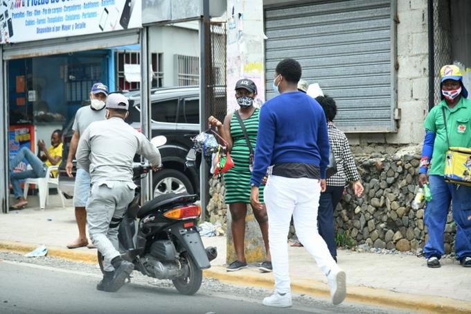 La venta informal de mascarillas se vuelve tendencia en las calles y avenidas del país