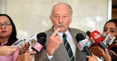 Fidelio Despradel denuncia regidor del PRM invade área verde en SDE