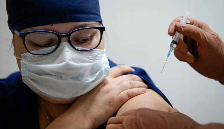 Claves y secretos de la vacuna rusa contra COVID-19, según un experto del Imperial College de Londres