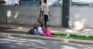 La calle es la "sala de espera" de la Maternidad La Altagracia