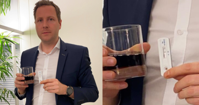 Legislador austríaco realiza una prueba rápida de covid-19 sobre un vaso de Coca-Cola y da positivo