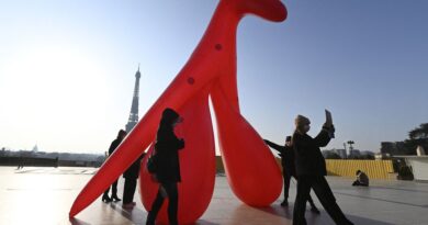 Un clítoris gigante fue instalado cerca de la Torre Eiffel en París para denunciar el “analfabetismo sexual” en el Día de la Mujer