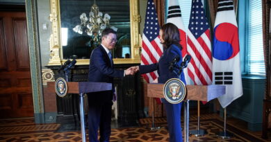 Kamala Harris se limpia la mano tras saludar al presidente de Corea del Sur
