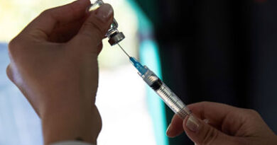 Israel amplía dosis de refuerzo de la vacuna a todos los mayores de 50 años y al personal médico