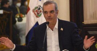 Presidente Luis Abinader promete construcción de 2,000 viviendas en San Luís y ejecución de otras obras