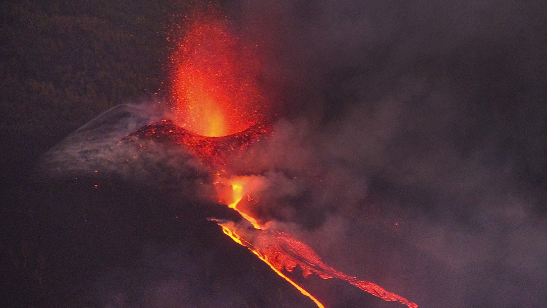 El volcán Cumbre Vieja es "mucho más agresivo" dos semanas después de su erupción