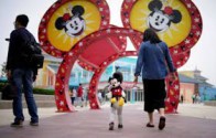 El régimen chino encerró a más de 30 mil personas en Disneyland Shanghái tras un caso positivo de COVID-19