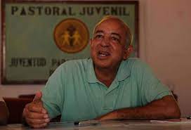 Abinader define a Luis Rosario como “padre orientador de la juventud”