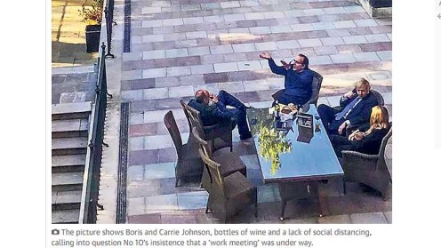 Fotografía muestra a Boris Johnson y otras personas bebiendo vino en pleno confinamiento en Reino Unido en 2020