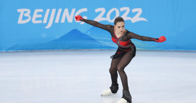 Duras críticas a un periodista británico que le preguntó a la patinadora rusa Kamila Valíeva, de 15 años, si estaba "limpia"