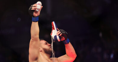 El peso pesado Tai Tuivasa bebe cerveza de los zapatos de varios fanáticos para celebrar su triunfo en la UFC