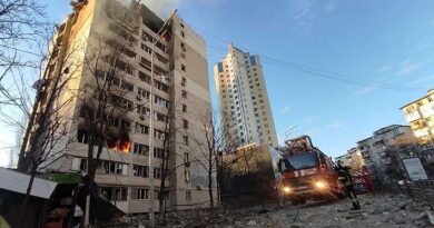 Fuertes explosiones remecen Kiev en medio del toque de queda de 36 horas que rige en la capital ucraniana
