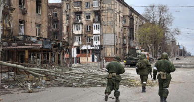 Ucrania dice que sus tropas no se rendirán en Mariúpol y Zelenski invita a Macron a que vea el "genocidio" de los rusos