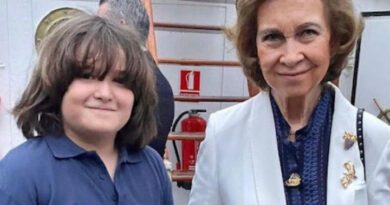 Hijo de Paulina Rubio conoce a la reina Sofía de España