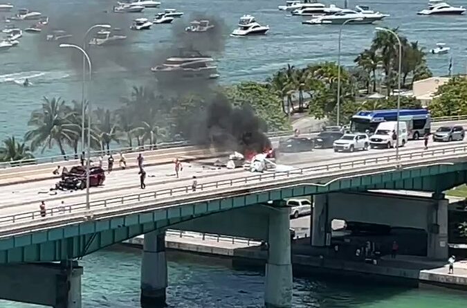 Al menos 2 heridos de gravedad al precipitarse una avioneta sobre un puente en Miami