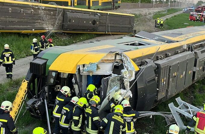 Al menos un muerto y 13 heridos al descarrilar un tren en Austria