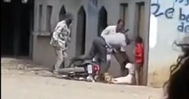 Circula video donde se ve policías golpeando a mujer de tez oscura