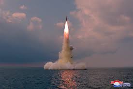 Corea del Norte disparó un misil balístico desde un submarino
