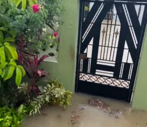 Residentes en Los Prados de San Luis denuncian inundaciones tras lluvia en el día de hoy