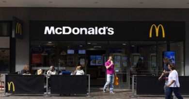 Un McDonald's del Reino Unido prohíbe el ingreso de menores de 18 años para evitar "el abuso verbal y físico"
