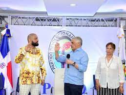 El Cata se juramenta en el PRD, buscará diputación por Santo Domingo Oeste