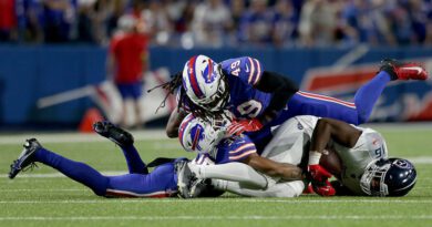 Un jugador de los Buffalo Bills abandona el campo en ambulancia tras una brutal lesión en el cuello