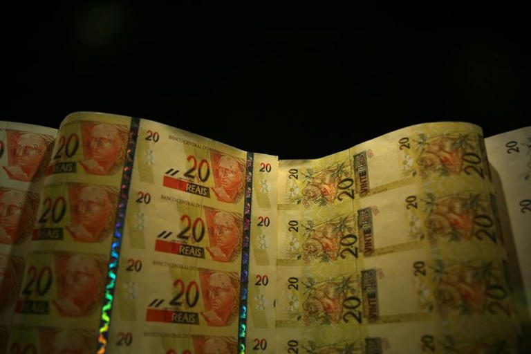 Monedas latinoamericanas caen en medio de alza del dólar; bolsas cierran dispares