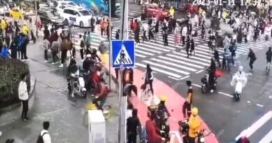 Un conductor embiste a una multitud y luego arroja montones de dinero en China