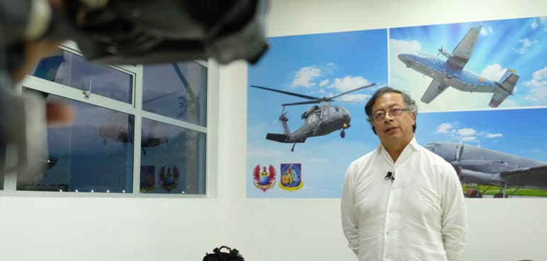 Un rayo impacta en el avión en el que viajaba Gustavo Petro