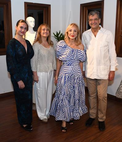 Carmen Lomana presenta su colección de alta costura