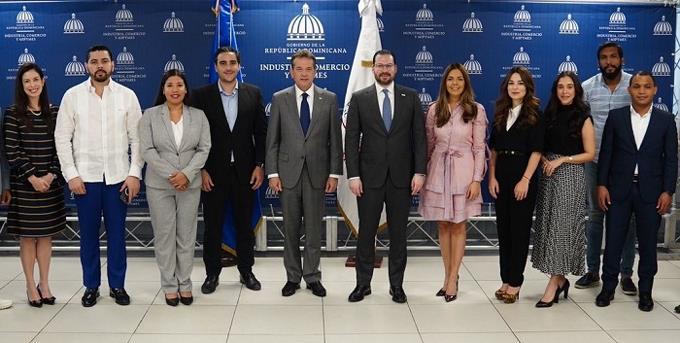 Jóvenes emprendedores de Santiago reciben capacitación