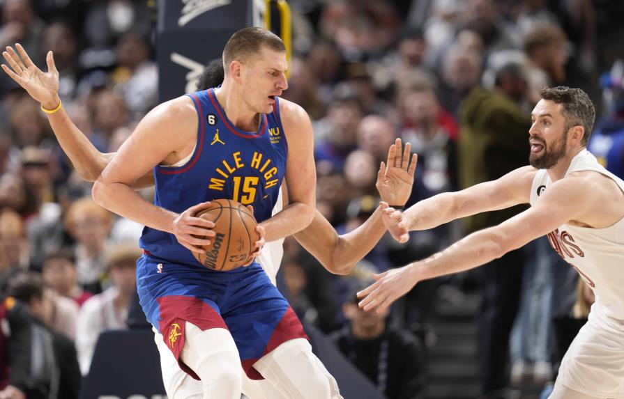 Nuggets se imponen a Cavaliers; Jokic completa otro triple-doble