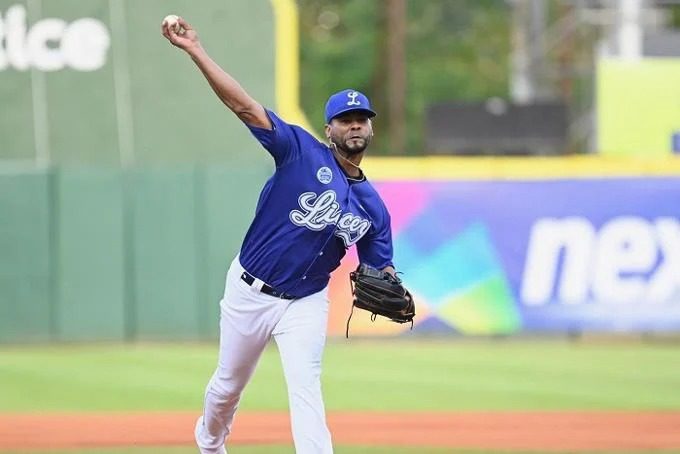 Rogers y Alcántara lideran la blanqueada del Licey a Estrellas