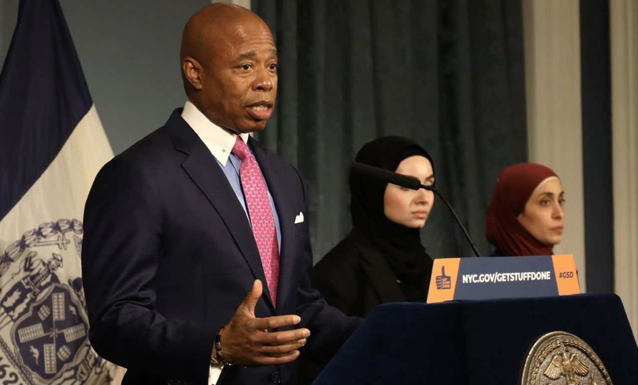 Nueva York podría ser declarada en bancarrota por crisis creada por migrantes en busca de asilo advierte el alcalde