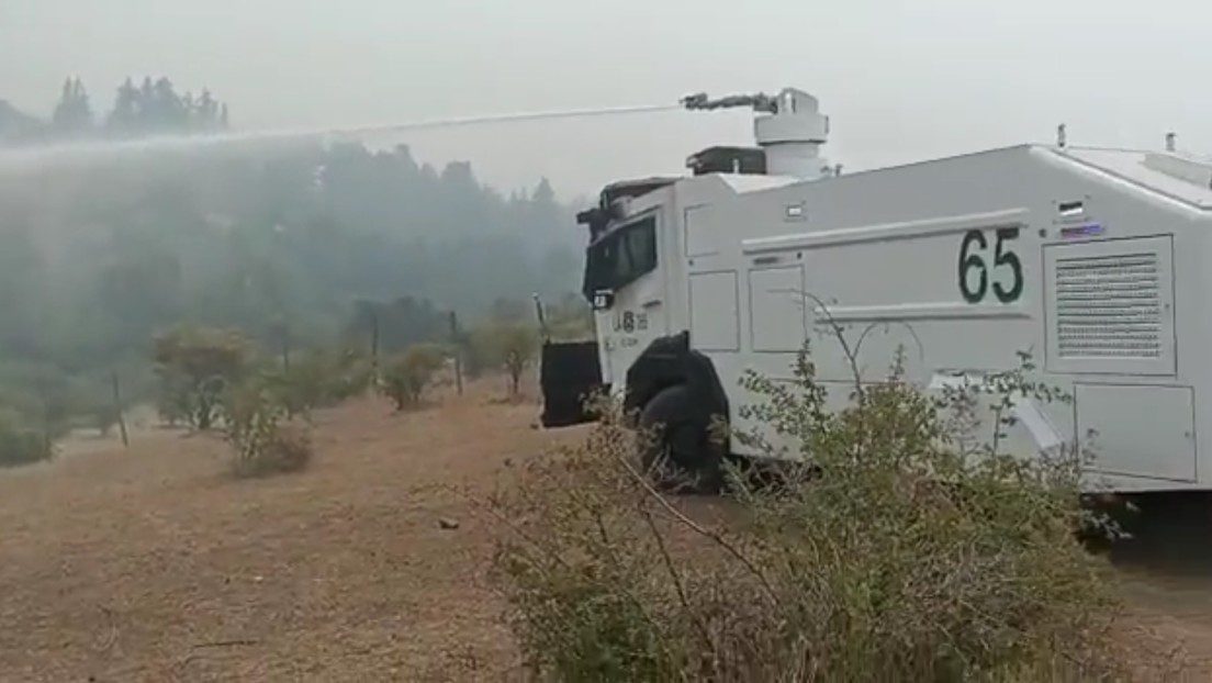 Carabineros de Chile combaten incendios con los carros lanzaaguas que usan para contener protestas