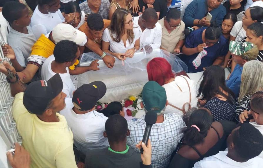 Entre dolor y cantos de alabanza a Dios, sepultan a la estudiante Esmeralda Richiez en Higüey