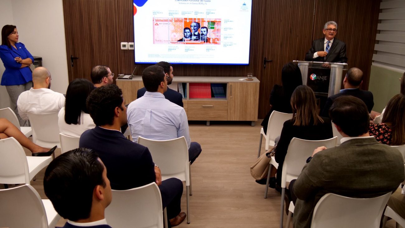 Director de Presupuesto presenta avances de gestión y Ley de Presupuesto 2023 a jóvenes empresarios