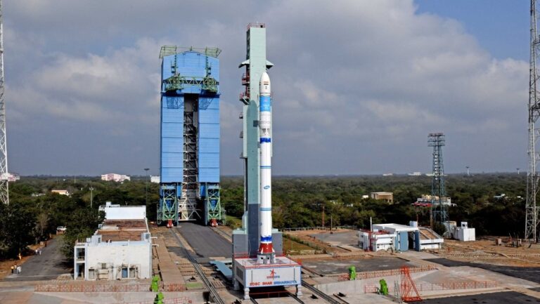 El cohete portador ligero indio SSLV pone por primera vez satélites en órbita