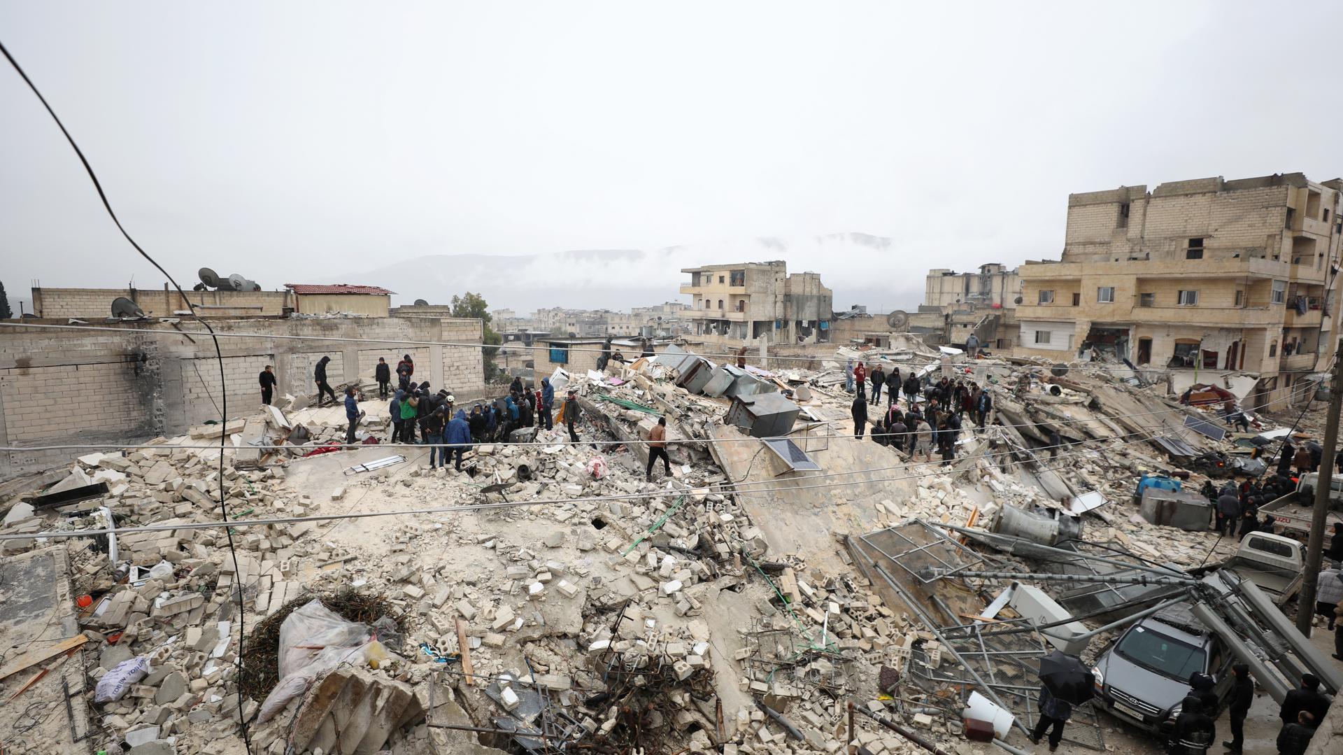 El número de fallecidos por los sismos en Turquía supera los 16.500
