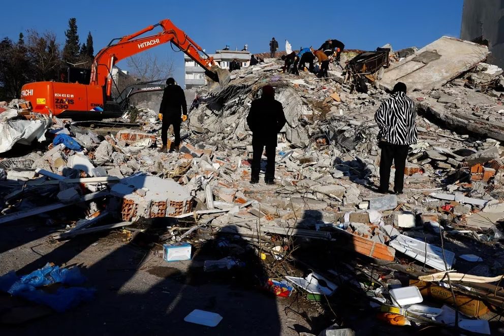 Los rescatistas en Turquía y Siria luchan contra el reloj por encontrar supervivientes entre los escombros del terremoto