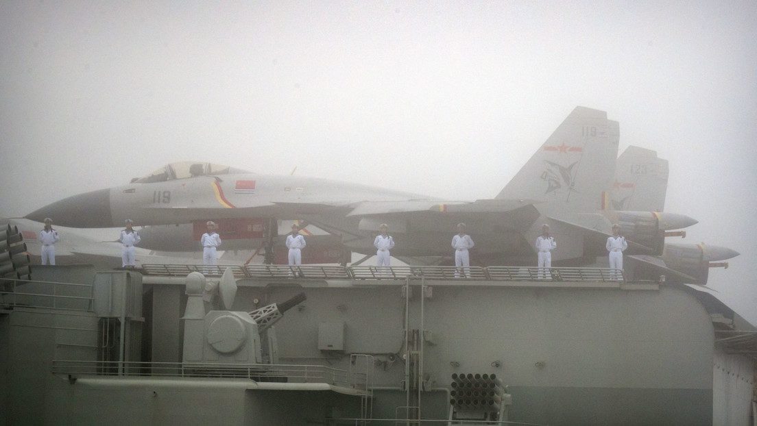 La Armada china reclutará por primera vez mujeres como pilotos aéreos para portaaviones