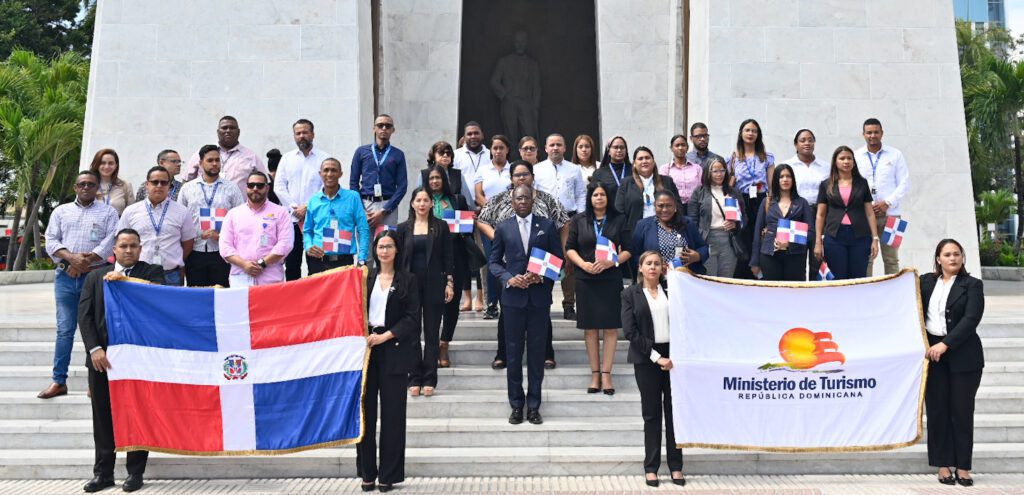 MITUR realiza ofrenda floral en honor a los fundadores de la Independencia Nacional en el Mes de la Patria