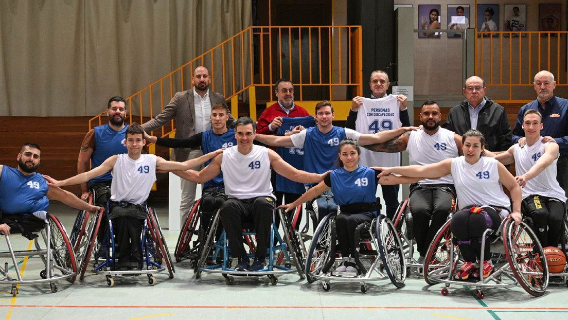 Pedro Sánchez juega un partido de baloncesto en silla de ruedas